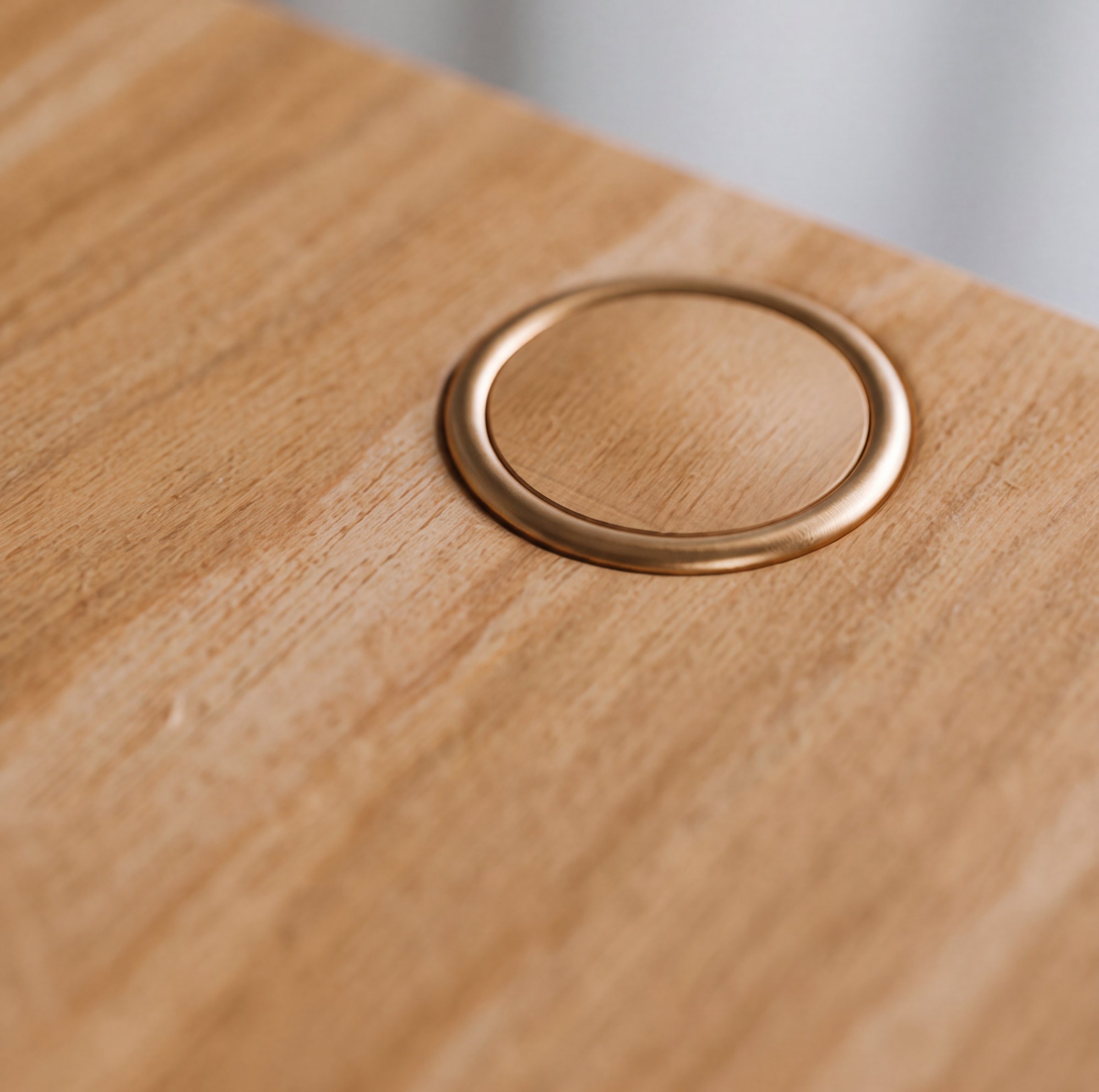 Close-up of Koja's oak top and flush bronze refill ring